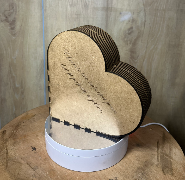 Herzförmige Holzbox mit Deckel