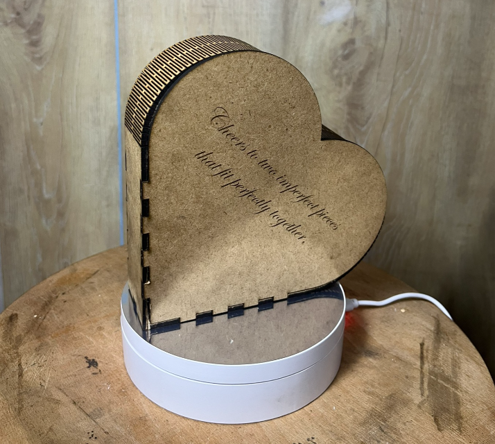 Herzförmige Holzbox mit Deckel