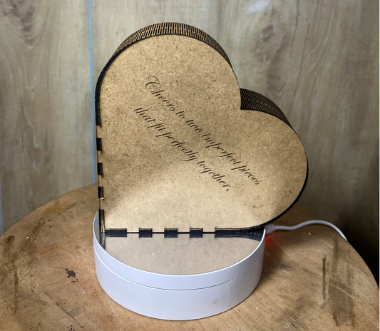 Herzförmige Holzbox mit Deckel